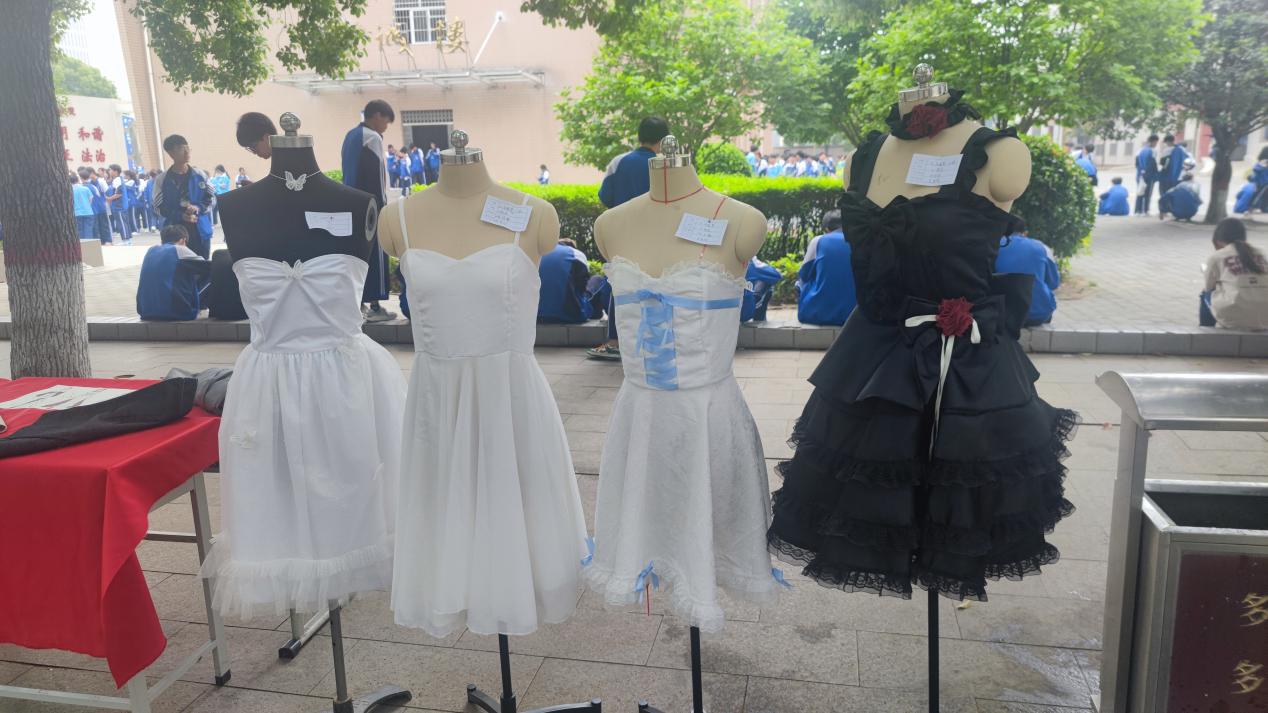 10服装工艺展台1.jpg 10服装工艺展台1.jpg