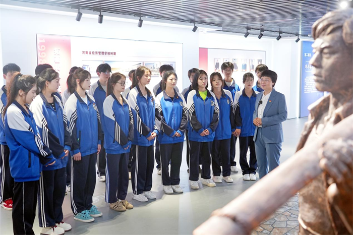 校史里的思政金课:河南省经济管理学校党委书记贺望琢带学生骨干沉浸式解码经管精神 校史里的思政金课:河南省经济管理学校党委书记贺望琢带学生骨干沉浸式解码经管精神