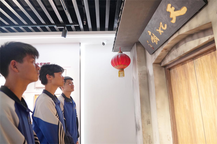 校史里的思政金课:河南省经济管理学校党委书记贺望琢带学生骨干沉浸式解码经管精神 校史里的思政金课:河南省经济管理学校党委书记贺望琢带学生骨干沉浸式解码经管精神