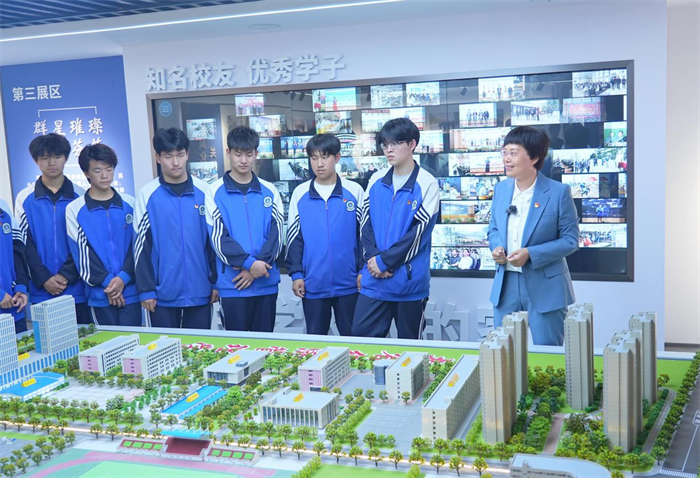 校史里的思政金课:河南省经济管理学校党委书记贺望琢带学生骨干沉浸式解码经管精神 校史里的思政金课:河南省经济管理学校党委书记贺望琢带学生骨干沉浸式解码经管精神