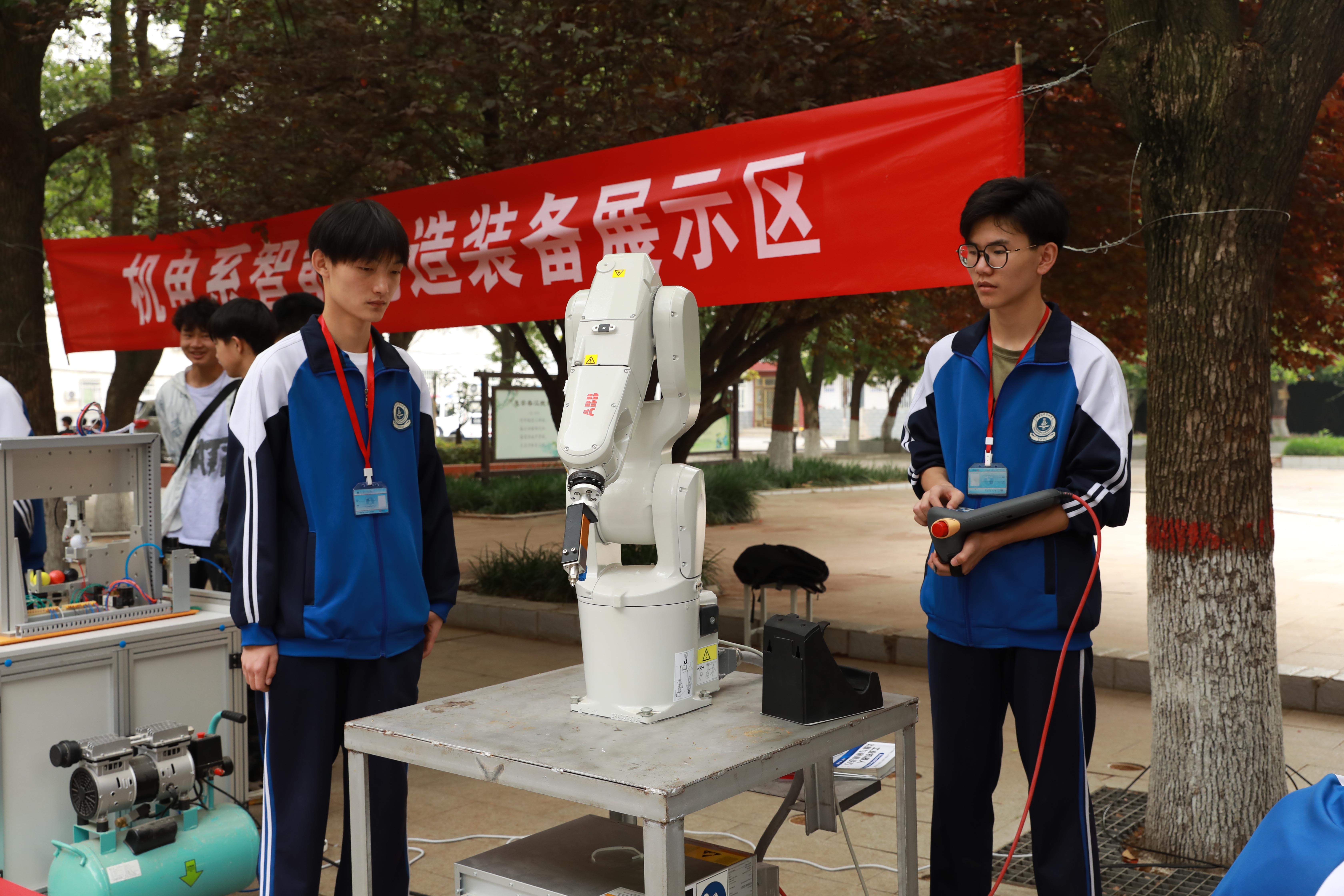 06工业机器人展台.jpg 06工业机器人展台.jpg