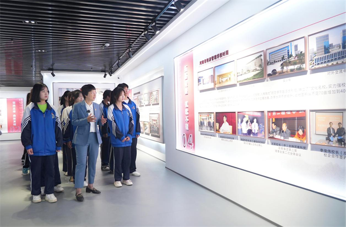 校史里的思政金课:河南省经济管理学校党委书记贺望琢带学生骨干沉浸式解码经管精神 校史里的思政金课:河南省经济管理学校党委书记贺望琢带学生骨干沉浸式解码经管精神