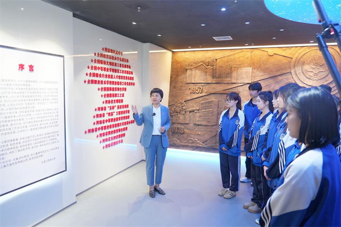 校史里的思政金课:河南省经济管理学校党委书记贺望琢带学生骨干沉浸式解码经管精神 校史里的思政金课:河南省经济管理学校党委书记贺望琢带学生骨干沉浸式解码经管精神